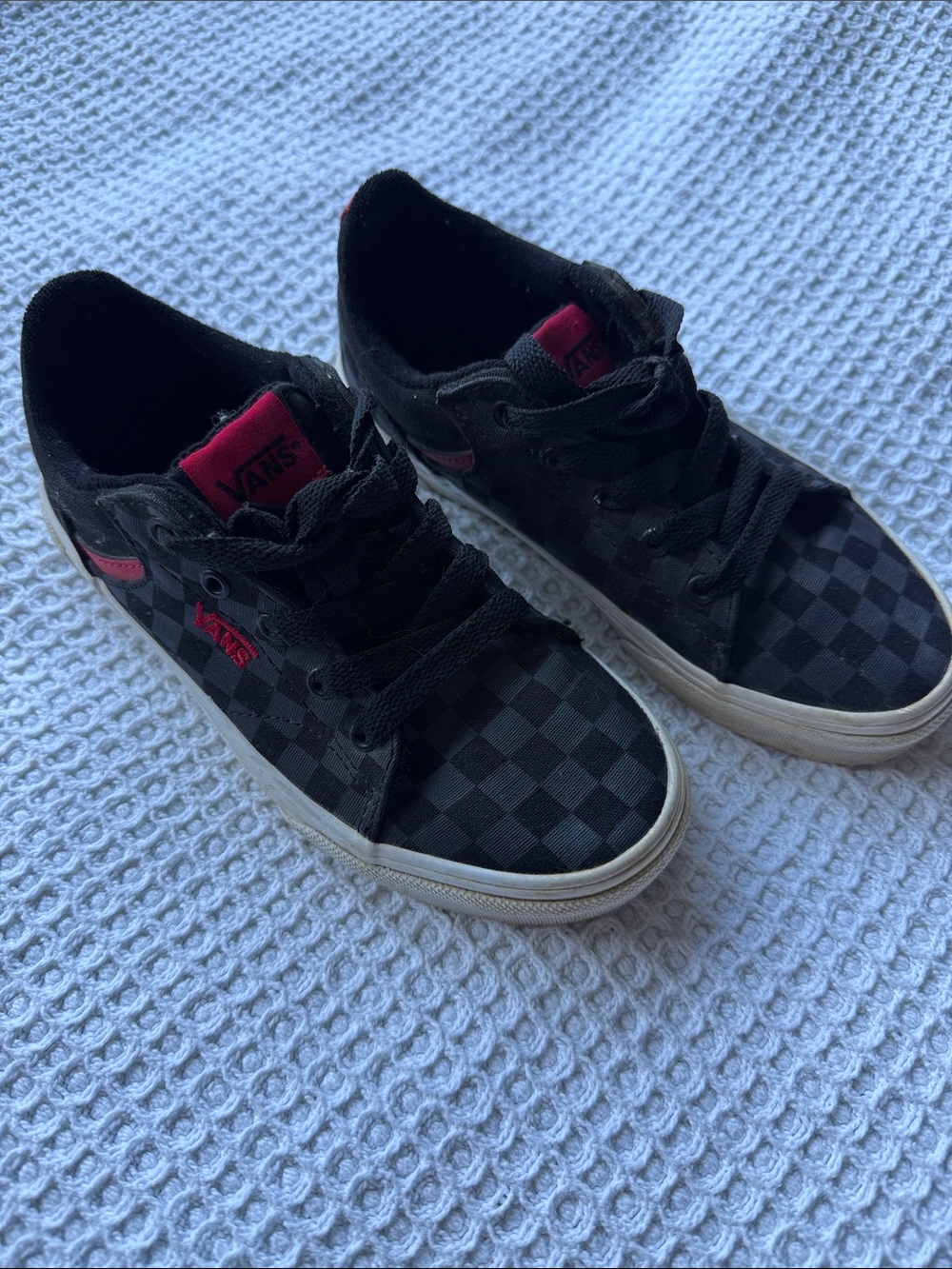 Vans Low Top Checkered Skate Shoes Black & Red Size 7 – Lightly Used